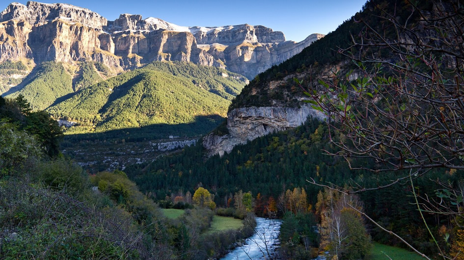 valle de tena par pasar tus vacaciones de invierno en España